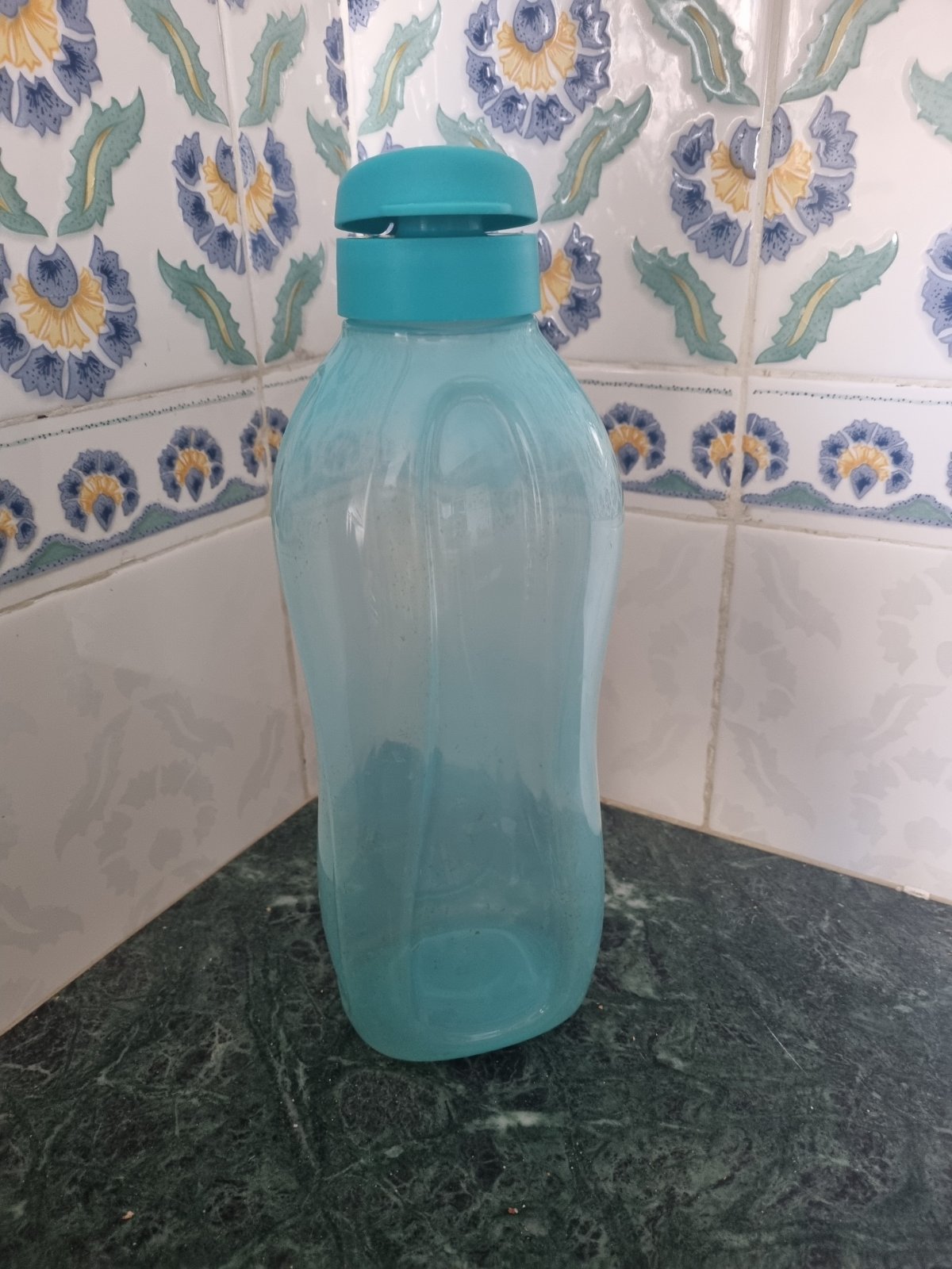 Bouteille tupperware 2l مستعملة