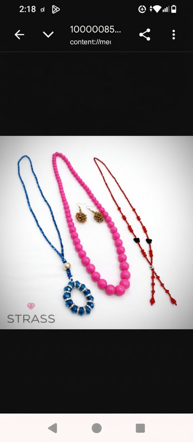 3 coliers STRASS  et une boucle d oreilles