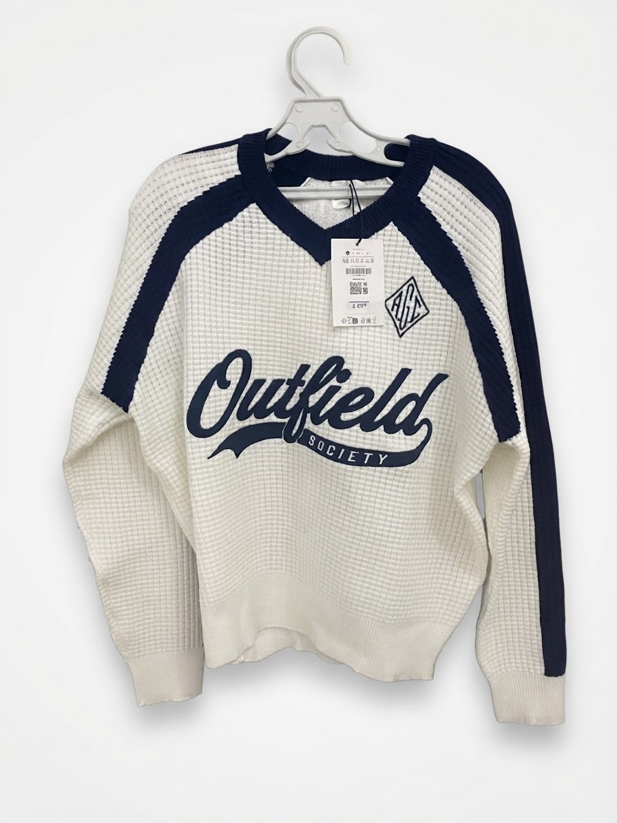 Pull Bershka col V en maille blanc et bleu marine "Outfield Society", neuf avec étiquette