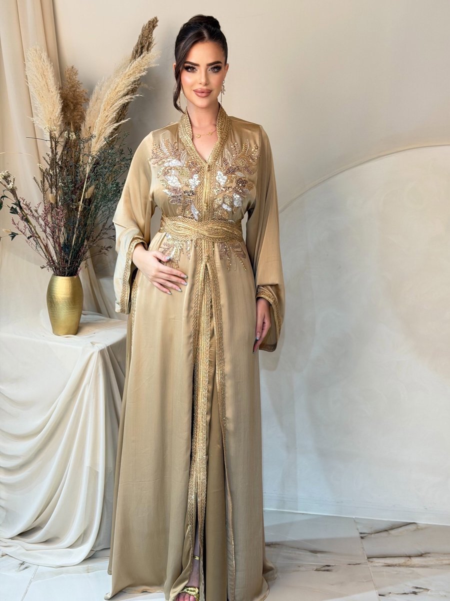 Caftan tout neuf composé de 2 pièces en satin de soie 