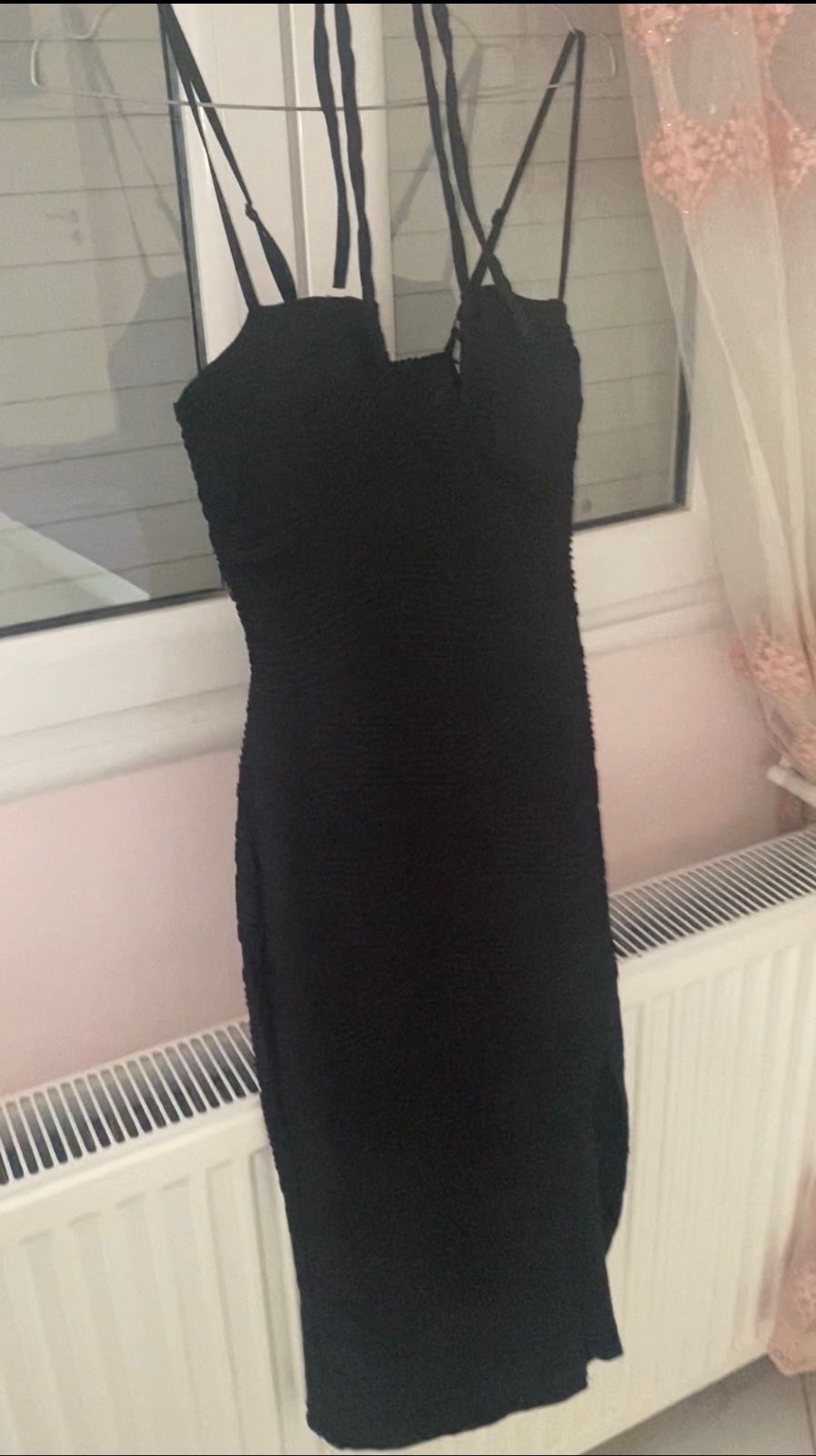 Robe noire moulante avec fente très chic 