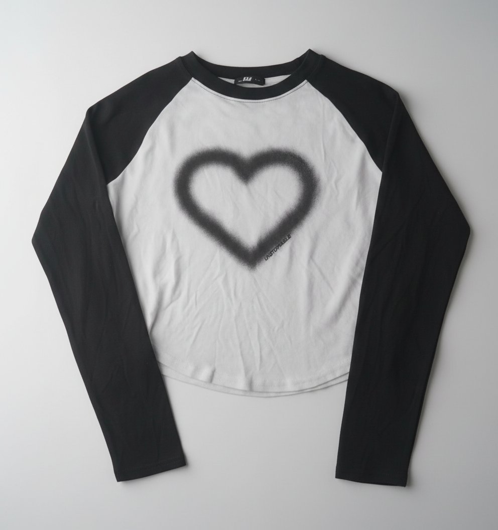 T-shirt raglan bicolore imprimé cœur spray – Style streetwear / Y2K