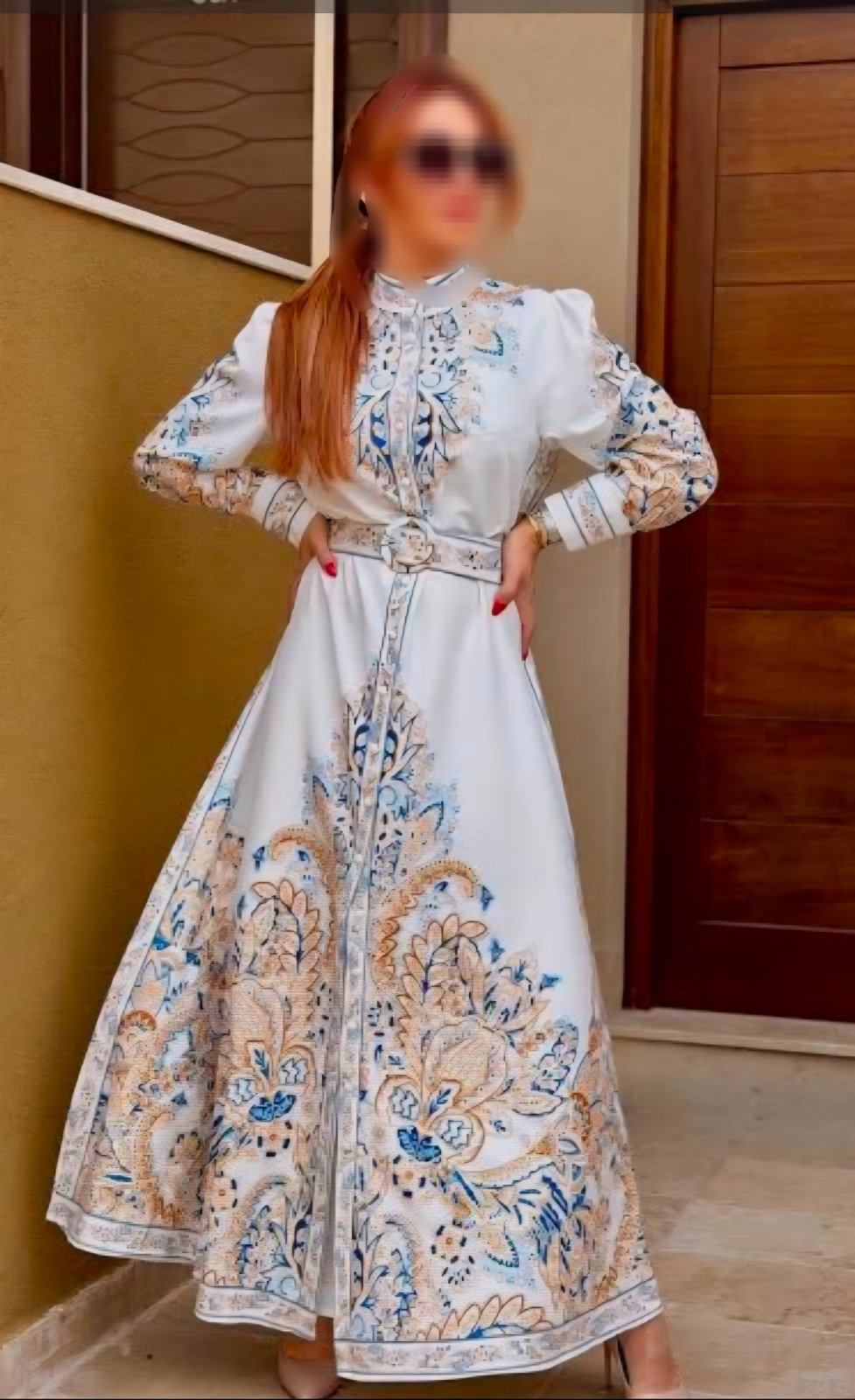​Robe Longue de Blanche – Imprimé Ornemental Bleu et Ocre avec Ceinture