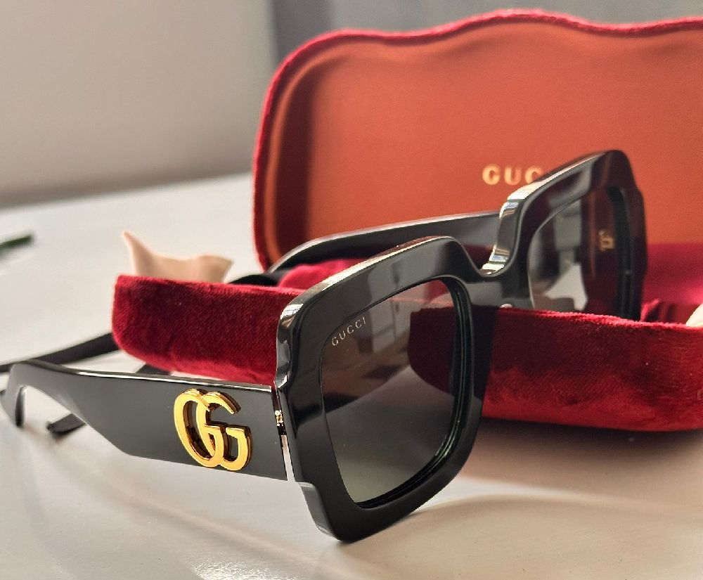 Authentic Gucci Black women's Sunglasses jamais portée😎