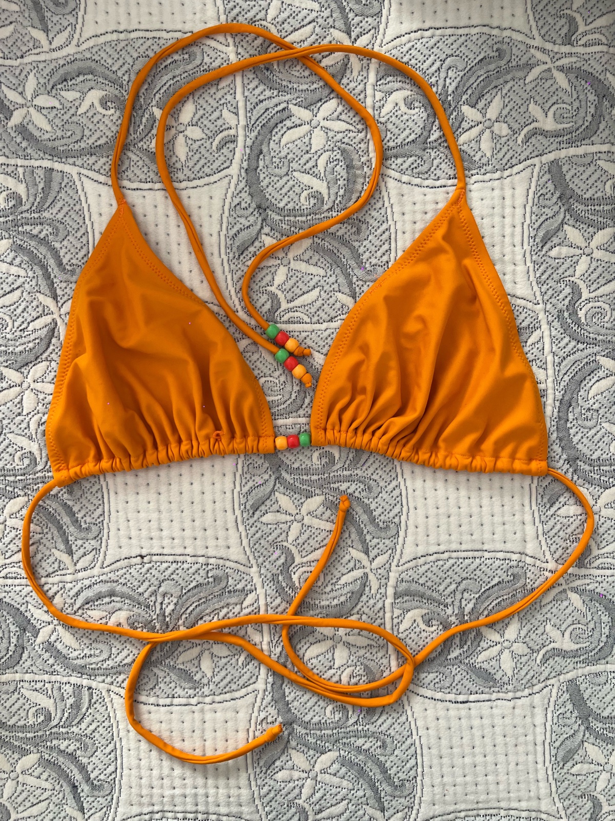 Haut de maillot triangle orange avec perles colorées