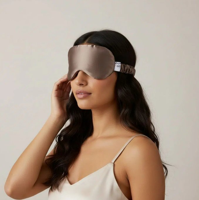 Masque de Sommeil en Satin Marron, Élégant et Relaxant