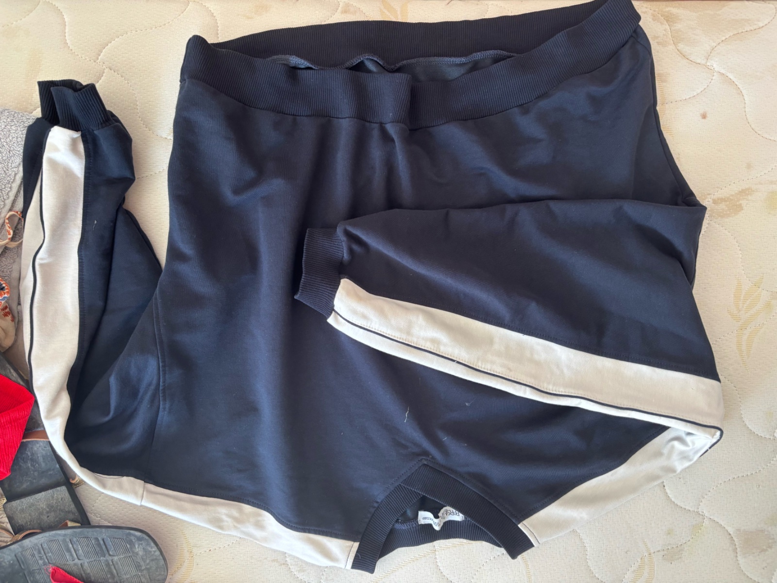 🖤 Ensemble sport bleu marine et blanc – Bon état 🖤