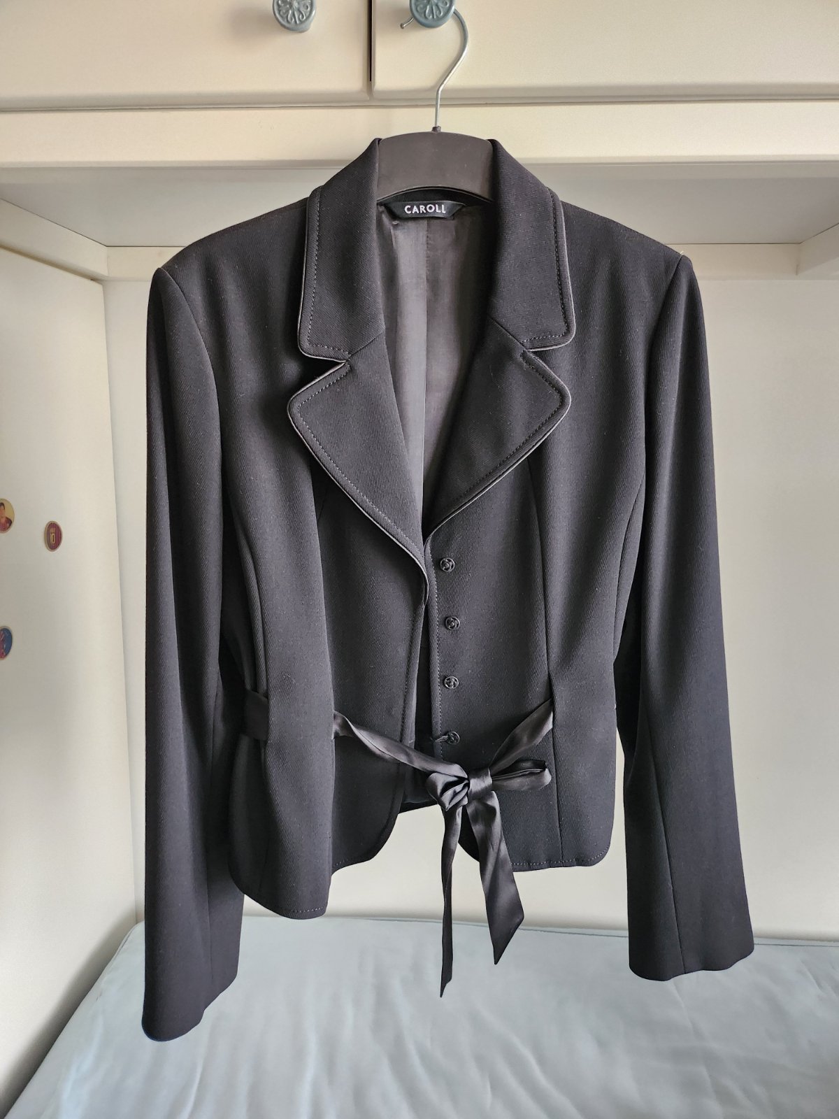 Veste courte chic de la marque Caroll. Laine (44%), T 42