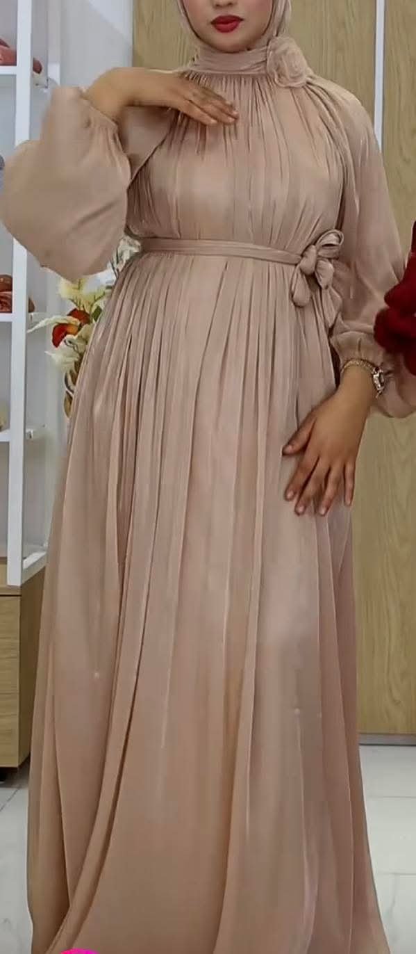 Jolie robe soirée couleur beige portée seulement une fois 