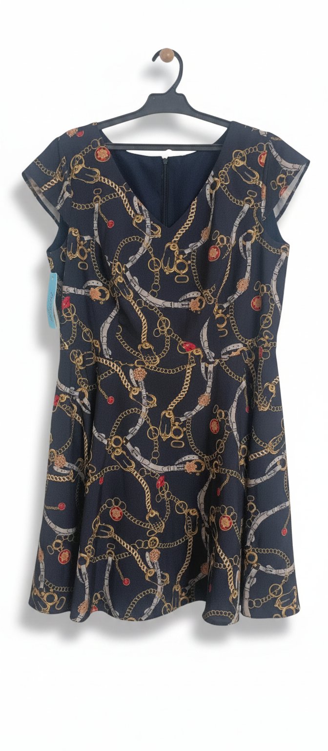 Robe Cette robe est une robe de marque patricia en bleu marine avec un motif de chaînes dorées et des détails rouges.