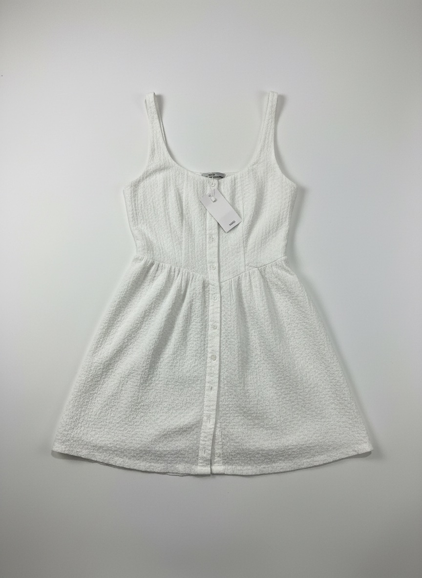 Une petite robe blanche de la marque mango 