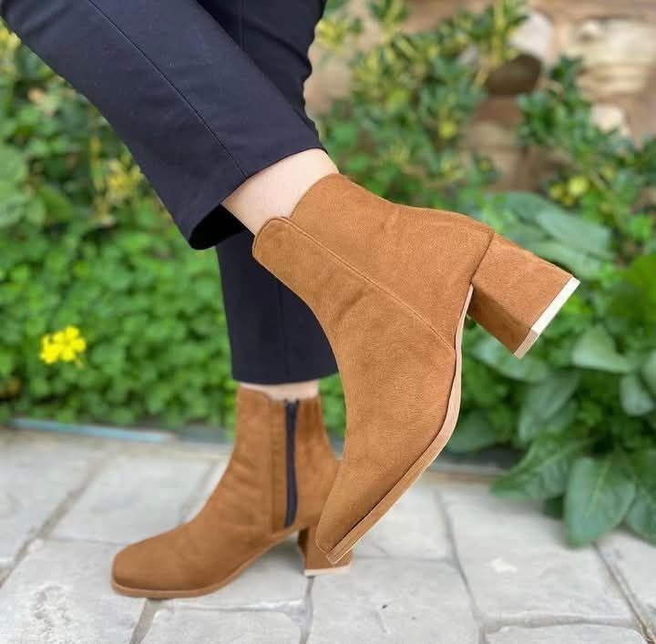 Jolie bottine couleur caramel, portée seulement une fois, en excellent état.
