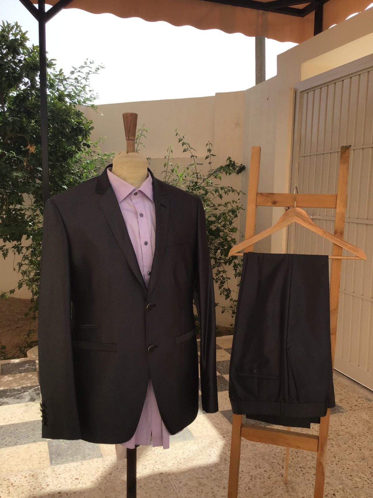 Costume gris élégant – Ensemble complet avec chemise violet