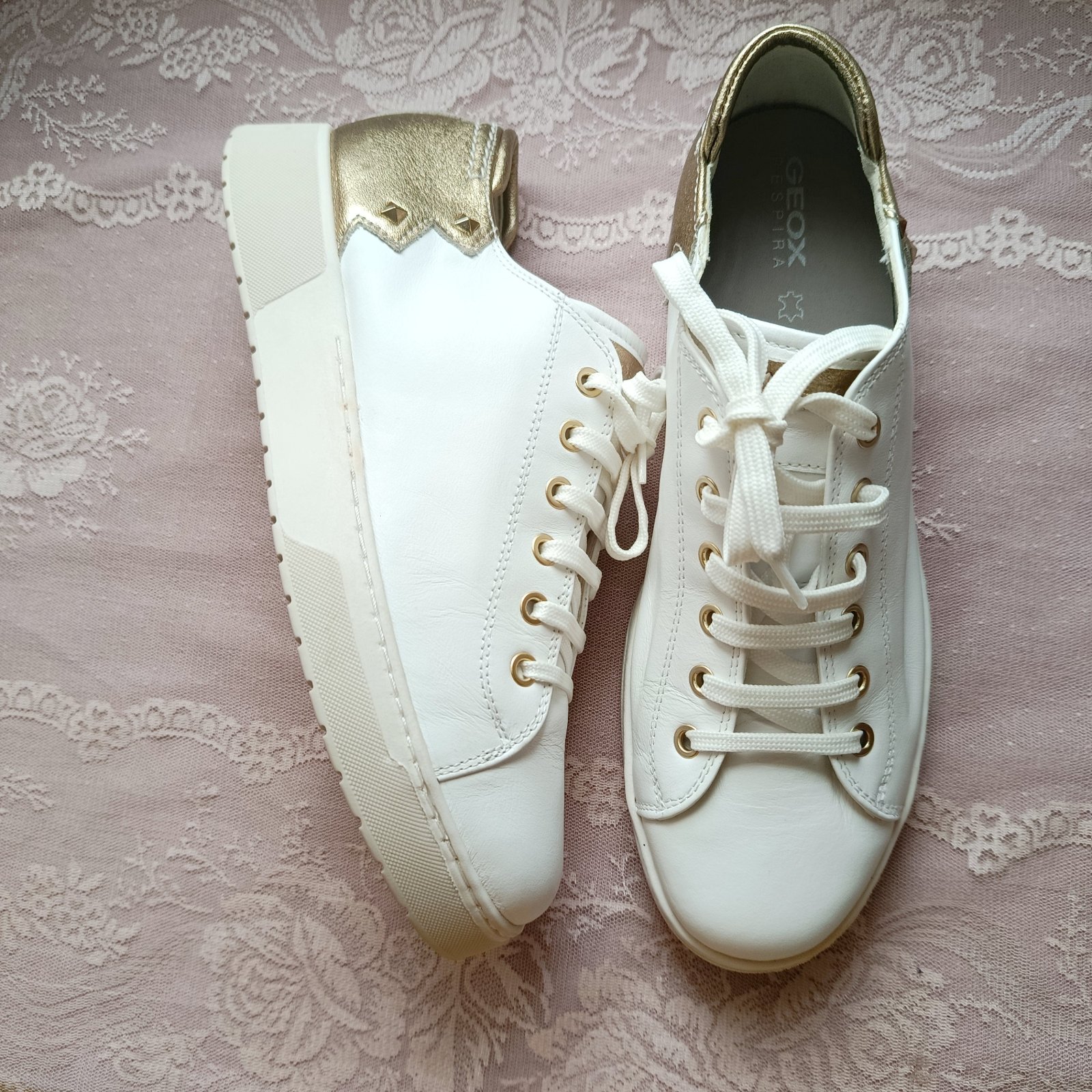 Sneakers blancs Geox neufs P.39