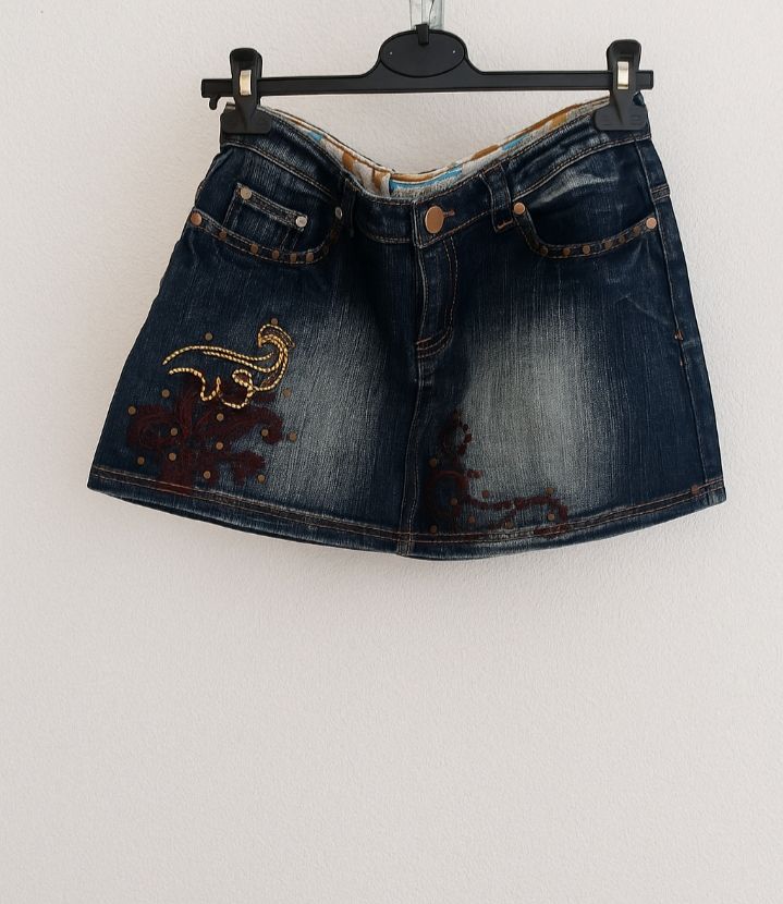 Jupe courte djeans jamais portée couleur bleu 95% cotton importée 🇲🇫 de la marque jeans misswan 