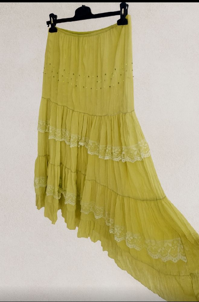 Jupe longue, fluide et évasée.plissée naturellement Couleur vert pistache .chic ,des bandes dentelle décorativey perlée 
