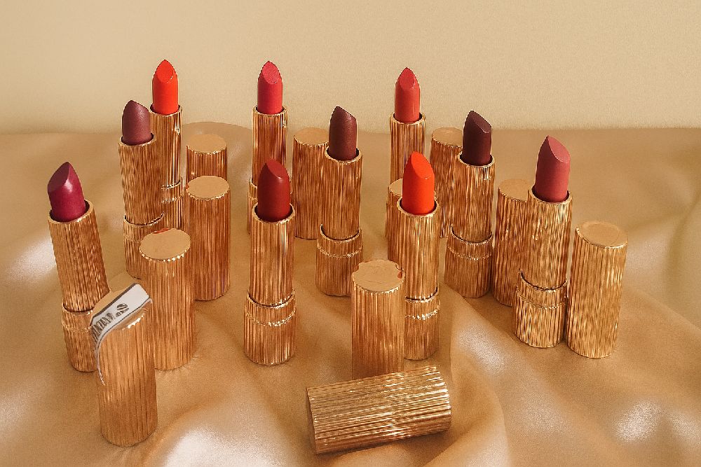 💄💋 Estée Lauder  😍 برشا ألوان و تحس بالفرق على شفايفك من اول استعمال مغذي و مرطب و السوم هبال  