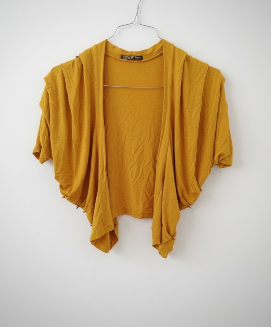 Boléro ouvert sur le devant, avec des manches courtes et un effet drapé.  La couleur moutarde est très tendance presque neuf.