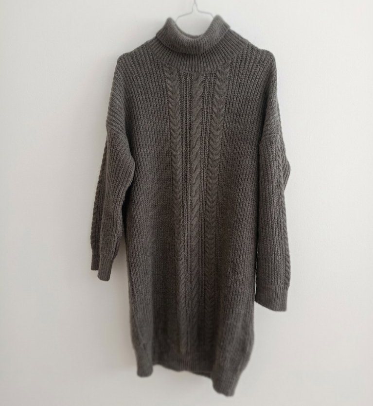 Robe pull de chez Zen: Maille torsadée sur le devant, col montant, peu portée,Coupe oversized .