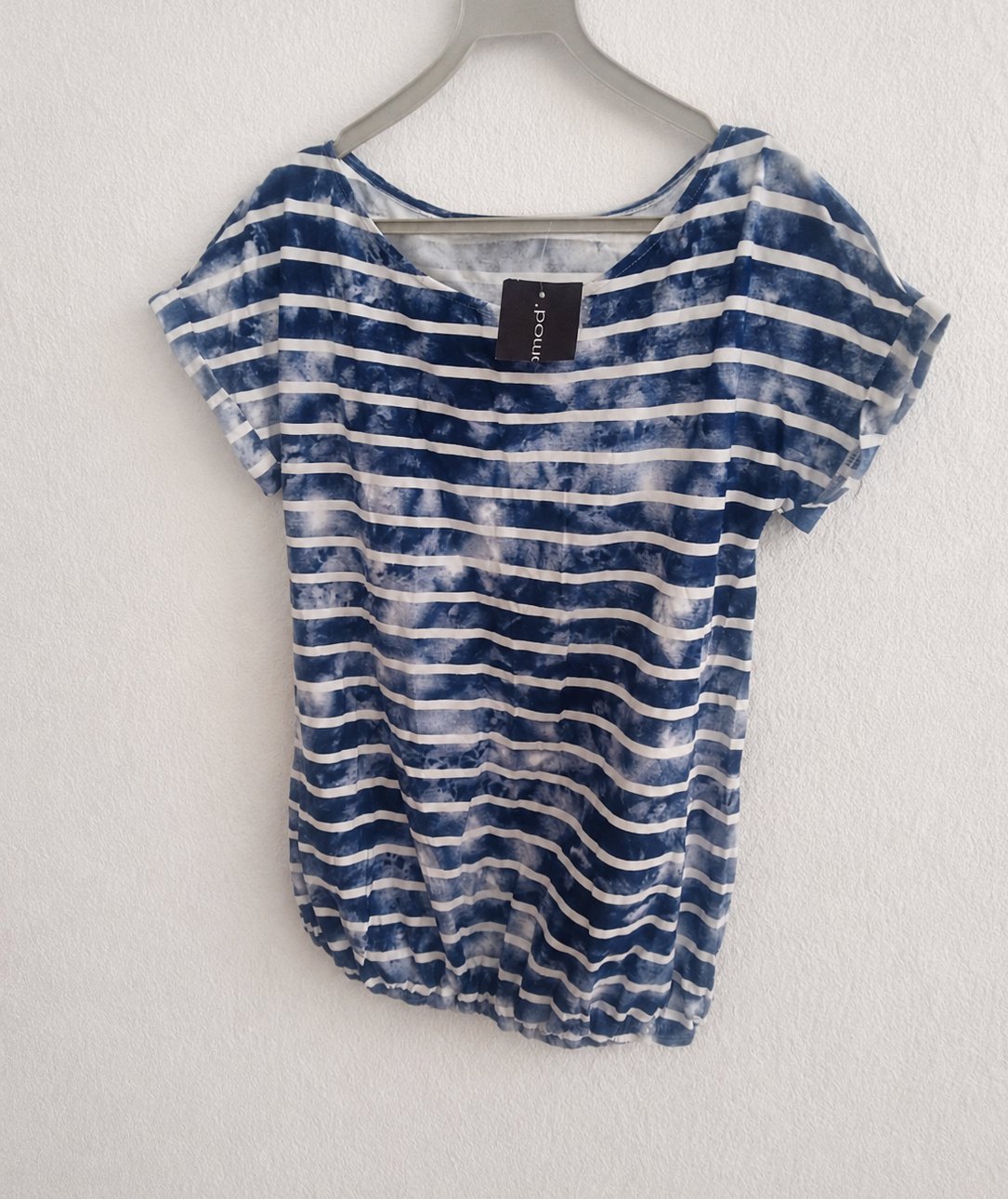 Tres jolie t-shirt a des rayures horizontales blanches, un effet légèrement nuageux/tie-dye dans le bleu, des manches courtes larges,une coupe fluide avec bas élastiqué.100% cotton importée 🇲🇫 de la marque Promod 