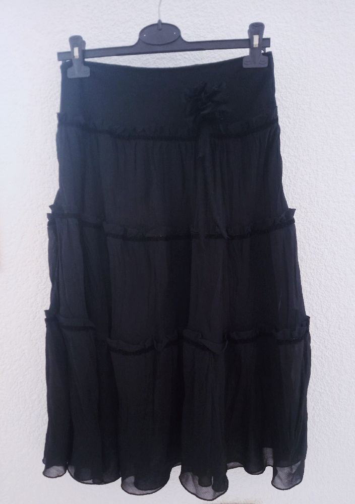 Jupe noire cloche trois-quart, mousseline à rubans daim et broche fleur, jamais portée 🇲🇫 