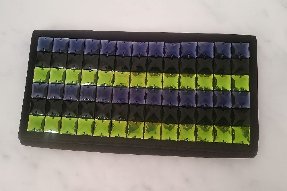 Une jolie pochette ornée de cristaux couleur tendance de la marque Esprit 🇲🇫