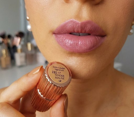 Rouge à lèvres Estée Lauder.    أحمر شفاه مغذي و مرطب ،الألوان روعة و الريحة بنينة و السوم فرصة 💄😍🥰 مرحبا💞