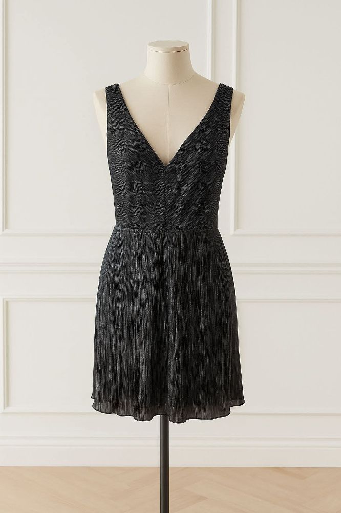 Une belle robe courte sans manches colle V finement plissée et avec doublure 
