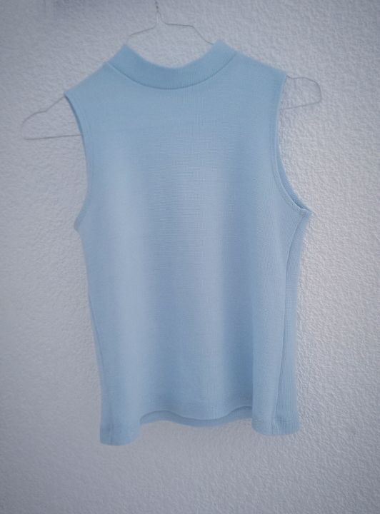 Body sans manche couleur bleu Ciel avec un effet brillant argenté 