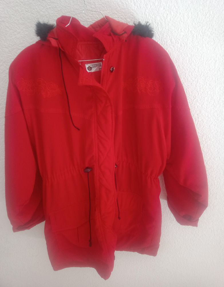 Manteau chic presque neuf, capuche démontable avec fourrure couleur rouge vif 