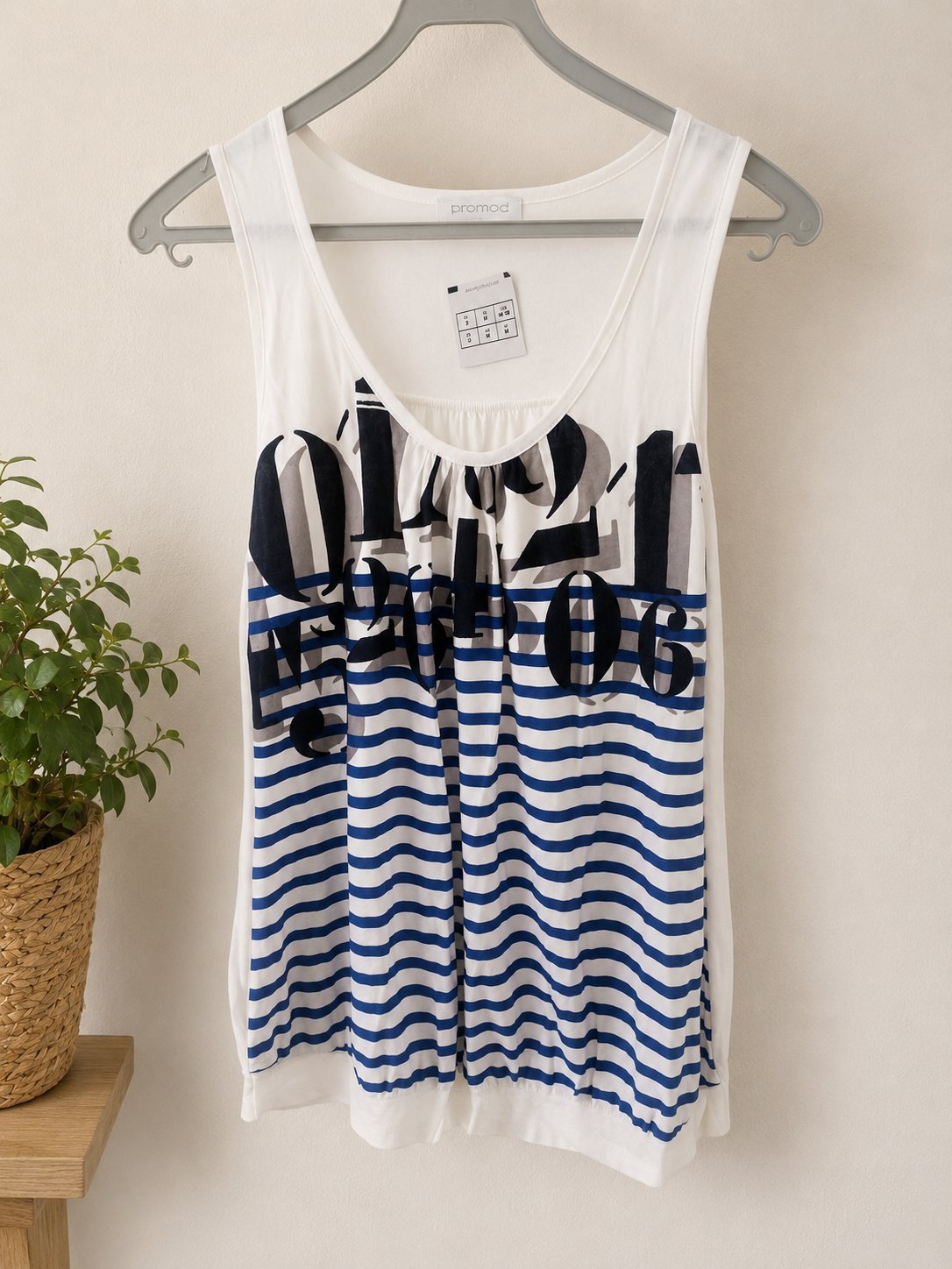 Débardeur femme style marin• neuf avec étiquette de la marque Promod importée 🇲🇫 Motif rayures bleues avec imprimé tendance sur le devant • Dos uni blanc • tissu 93% viscose Léger et agréable à porter pour l’été