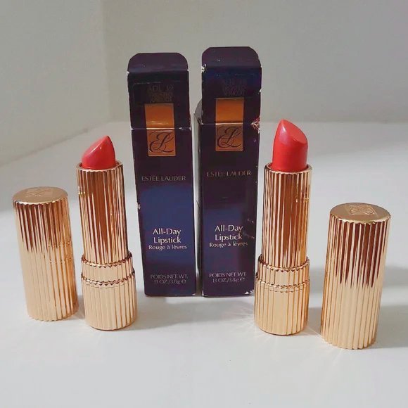 Cette couleur est un abricot doux avec un fini nacré, ce qui apporte beaucoup de luminosité et un léger reflet argenté ou doré selon la lumière.💄 Estee Lauder 