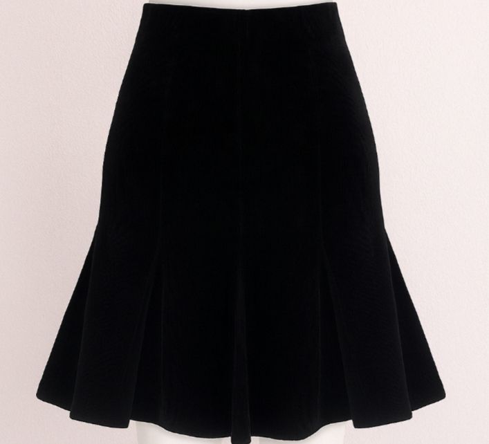 Jupe noire courte forme sirène, tissu gatifa parfaite pour un look chic d’hiver ou d’automne et printemps. 