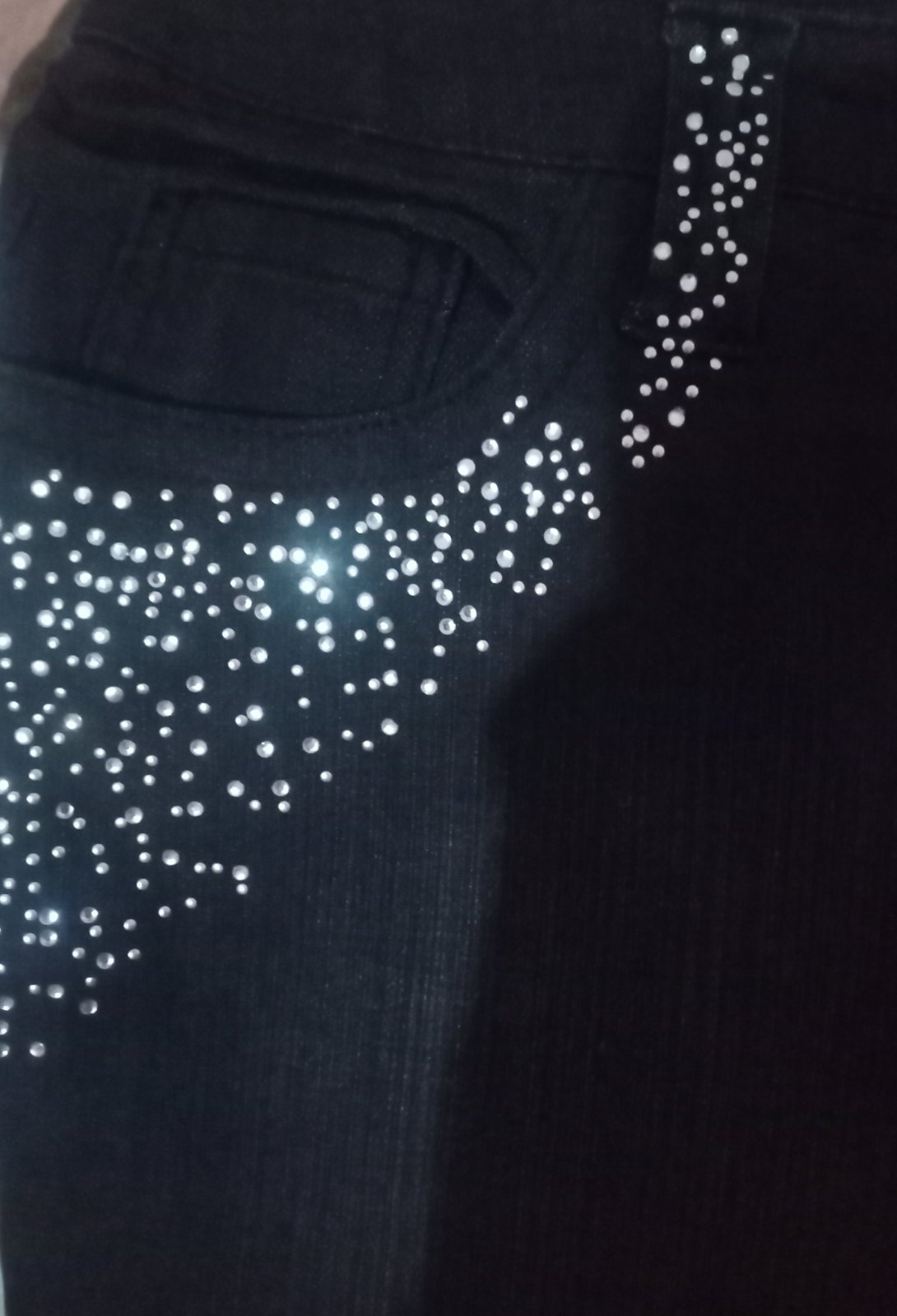 Magnifique jean stretch avec strass 99% coton importé 🇲🇫 de la collection Kiabi Woman, couleur bleu nuit absolument neuf avec son étiquette d'origine et botons luxueux 