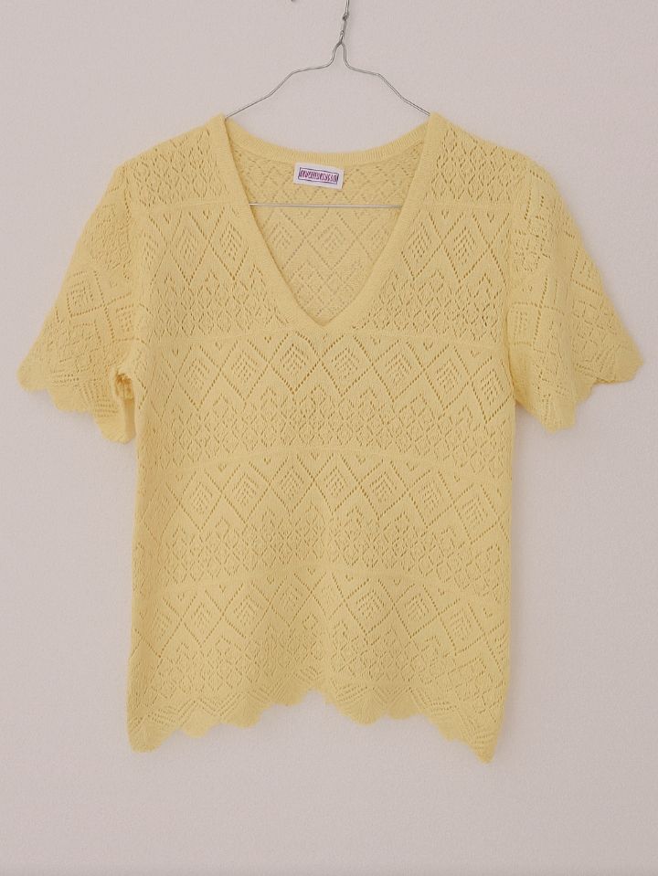 Tee shirt en maille ajourée couleur jaune avec colle V de la marque la parisienne 