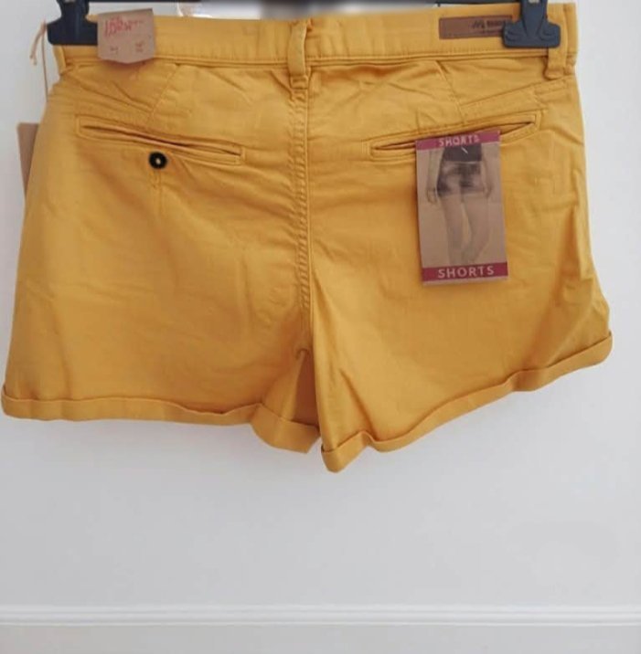 Magnifique short en jean denim couleur jaune moutarde de la marque HA, neuf avec étiquette. Ultra tendance, lumineux et confortable. Doté de jolies finitions avec des revers et des poches pratiques, pièce idéale. 😍