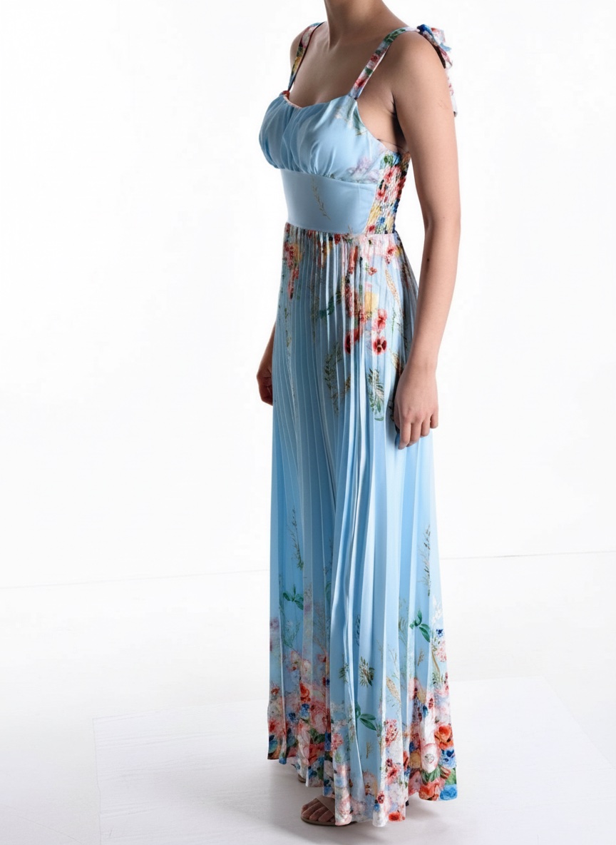 Une robe longue bleu ciel plissé fleuri