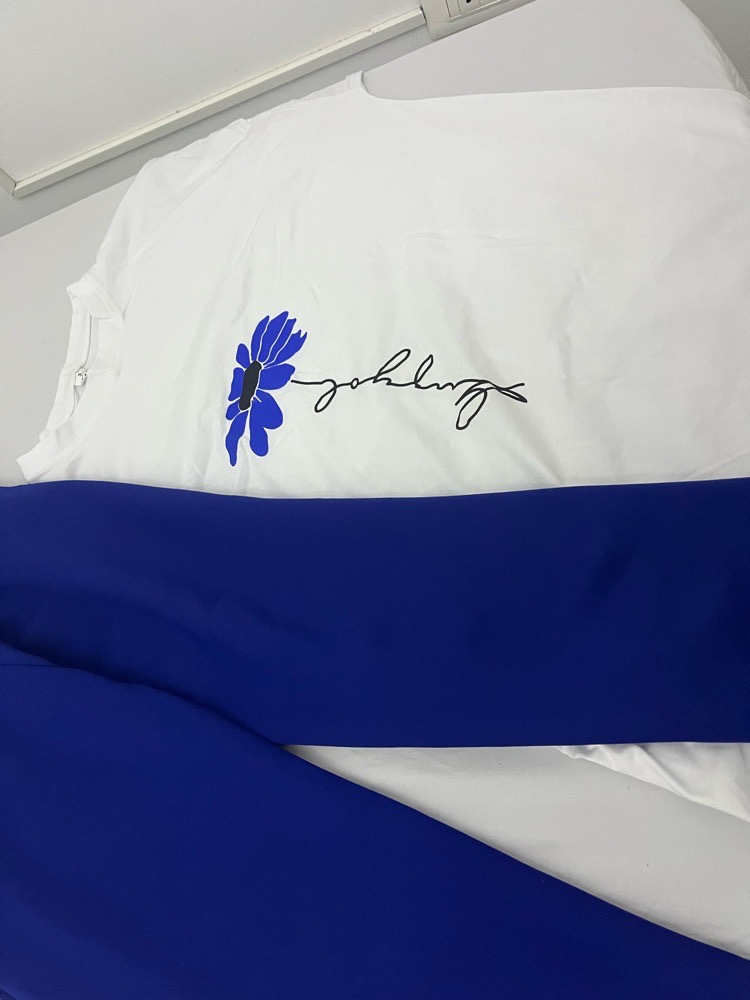 Un ensemble blanc et bleu