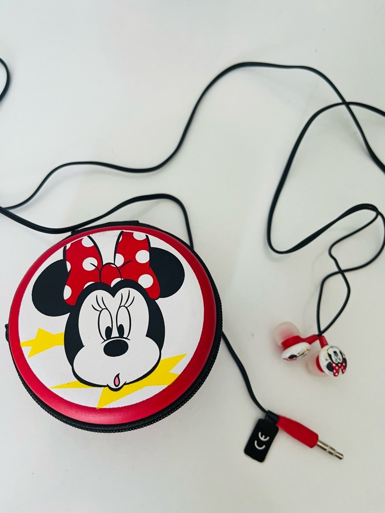 Écouteurs filaires avec leur pochette Mickey 