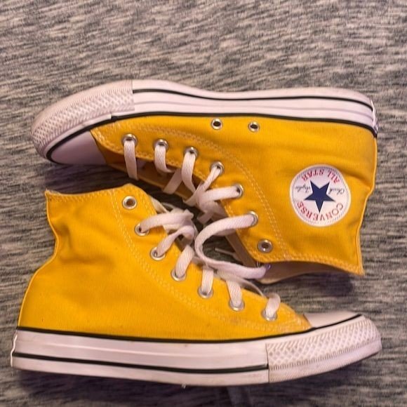 Converse en couleur jaune 