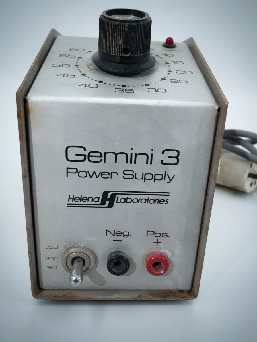 Alimentation de laboratoire vintage de marque Helena Laboratories (Modèle Gemini 3, USA)