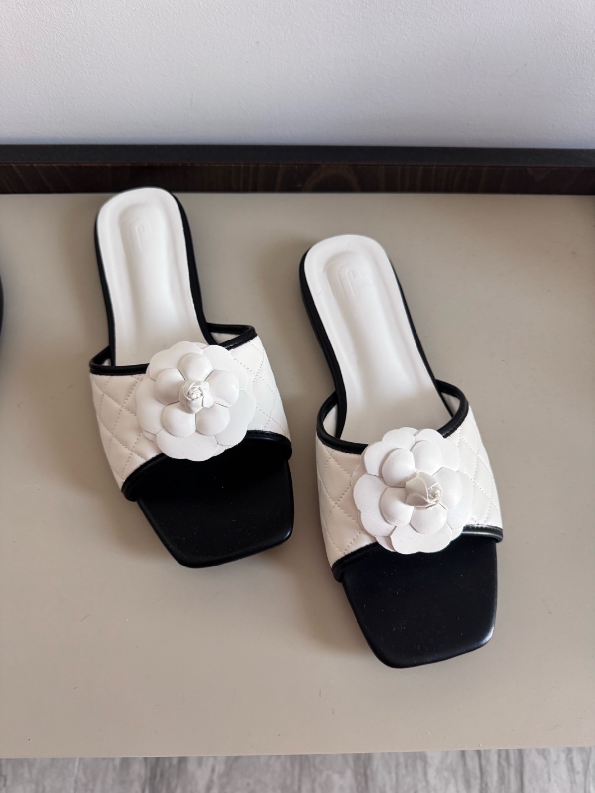Mules style chanel tt neuf blenc et noir 