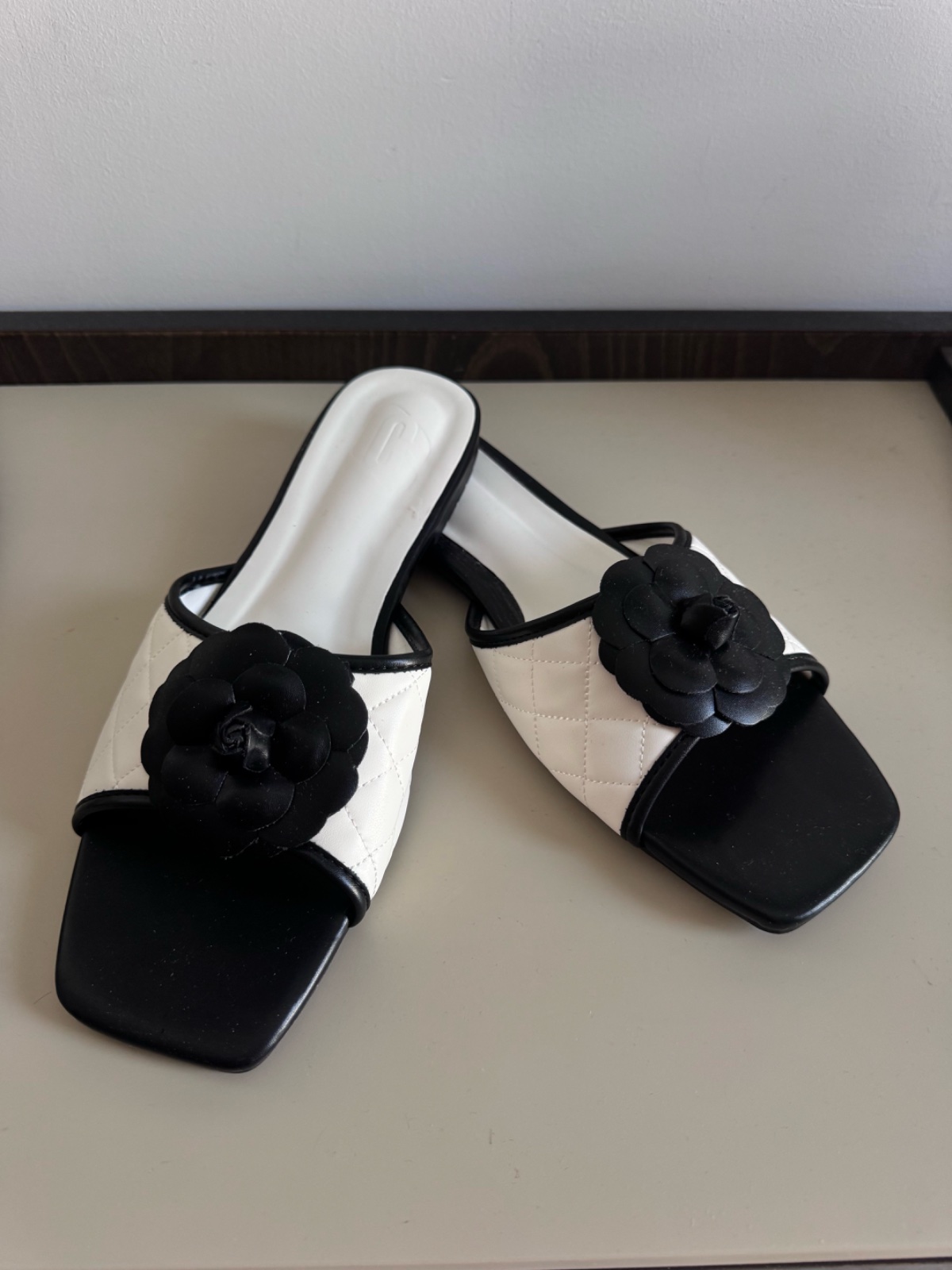 Mules blanc et noir chanel  style 
