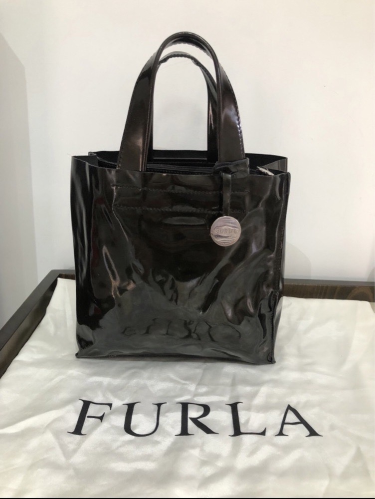 Sac FURLA en cuir vernis noir changeant 