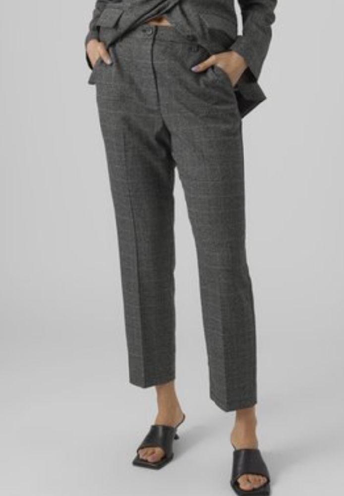 Pantalon cigarette à carreaux très classe 