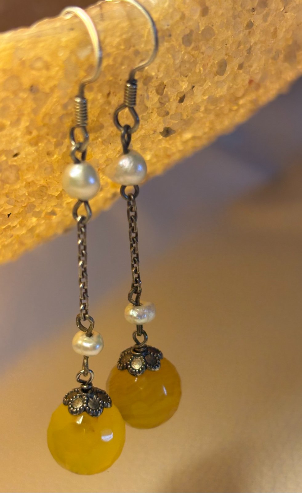 Boucles d'oreilles en argent, composées de pierres fines et de perles de culture.