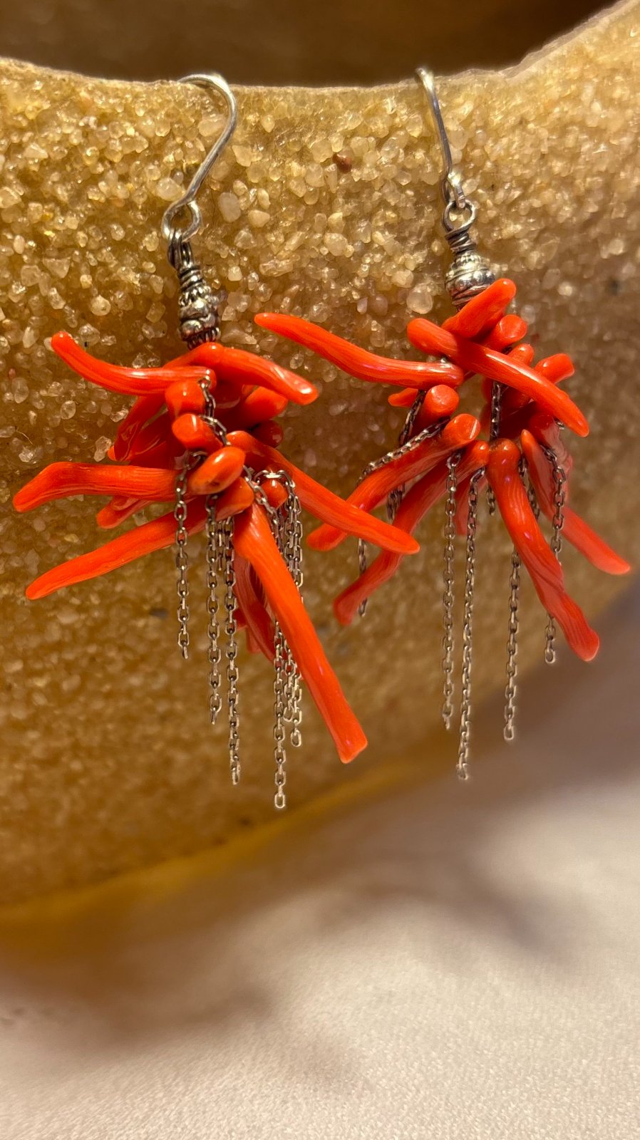 Boucles d’oreilles originales en argent, ornées de branches de corail rouge et de fines chaînettes. Une pièce délicate qui apporte une touche chaleureuse à la tenue ✨
