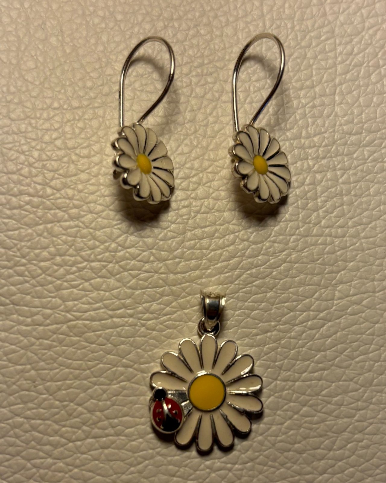Boucles d'oreilles et pendentif en argent.