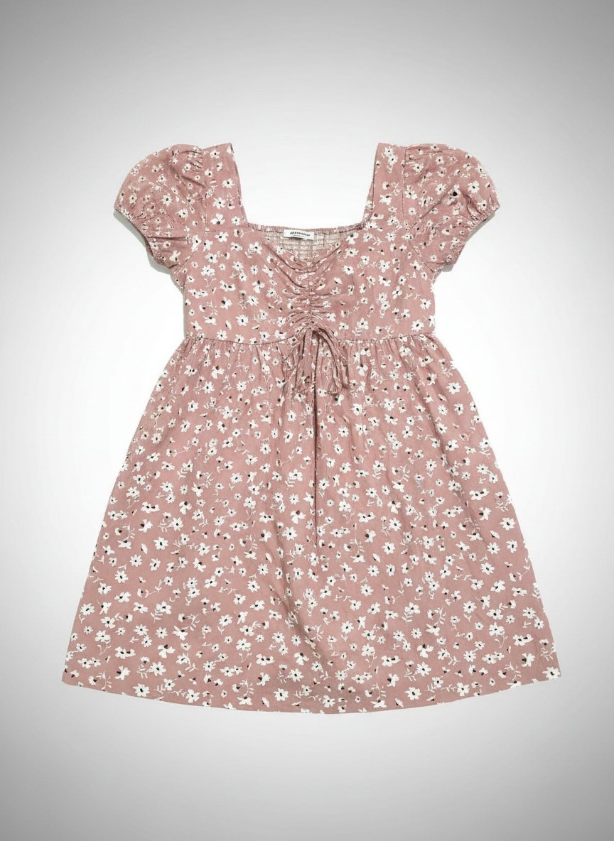 Robe rose avec des fleurs