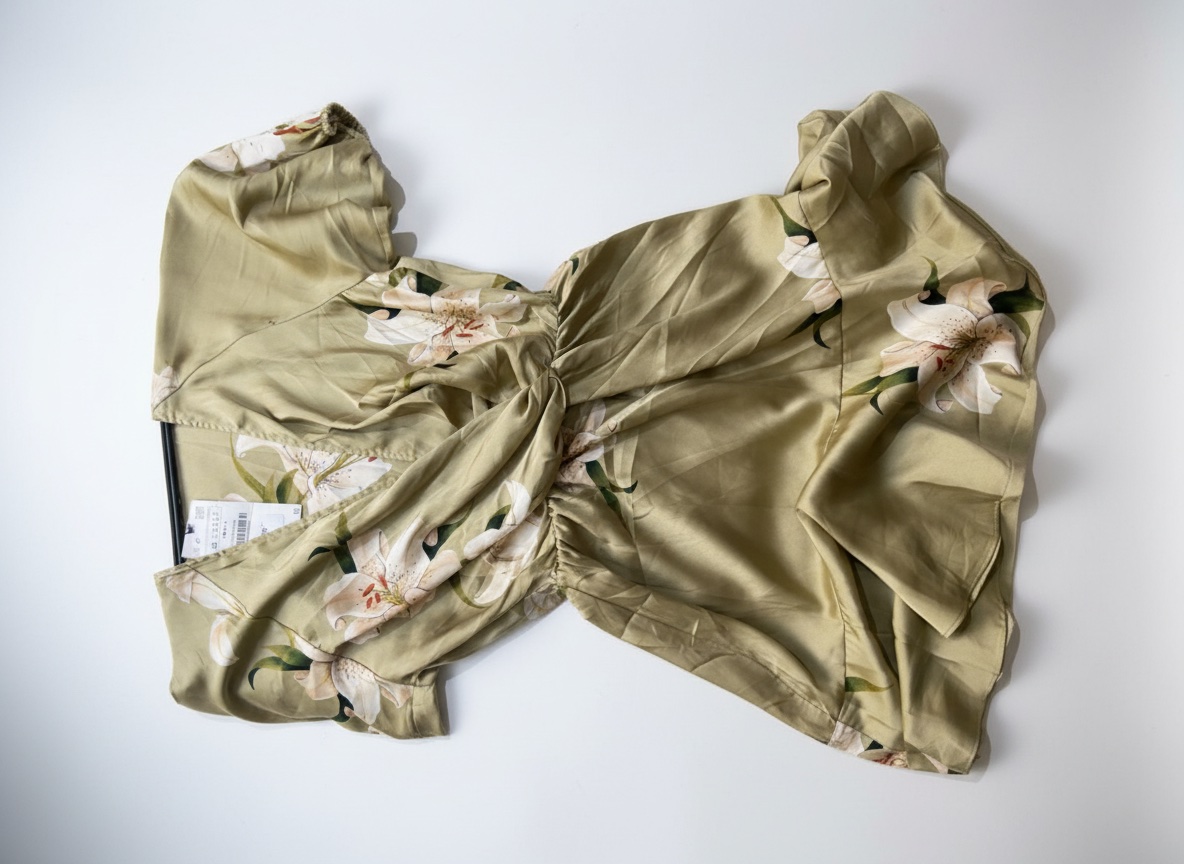Robe zara avec son etiquette  dessus 